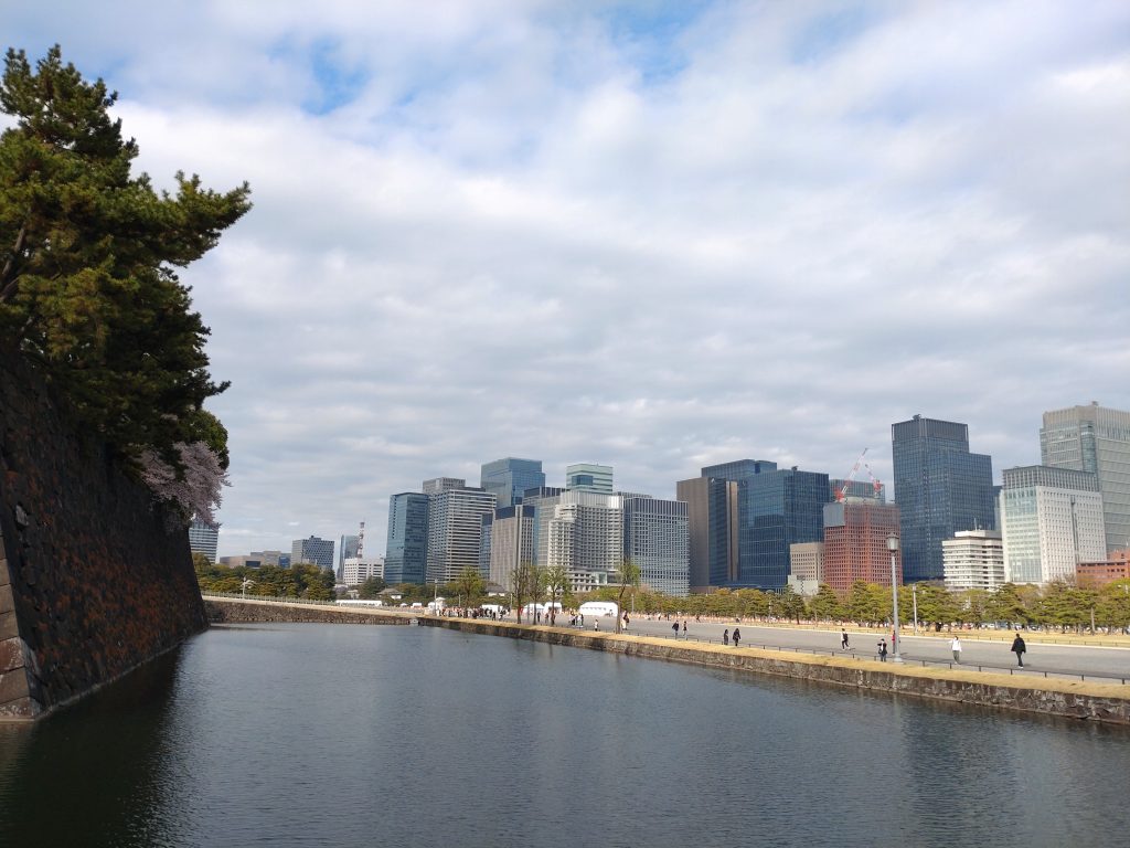 Kaiserpalast und modernes Tokyo